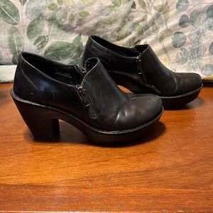 Born black Famke clogs. Size 8
